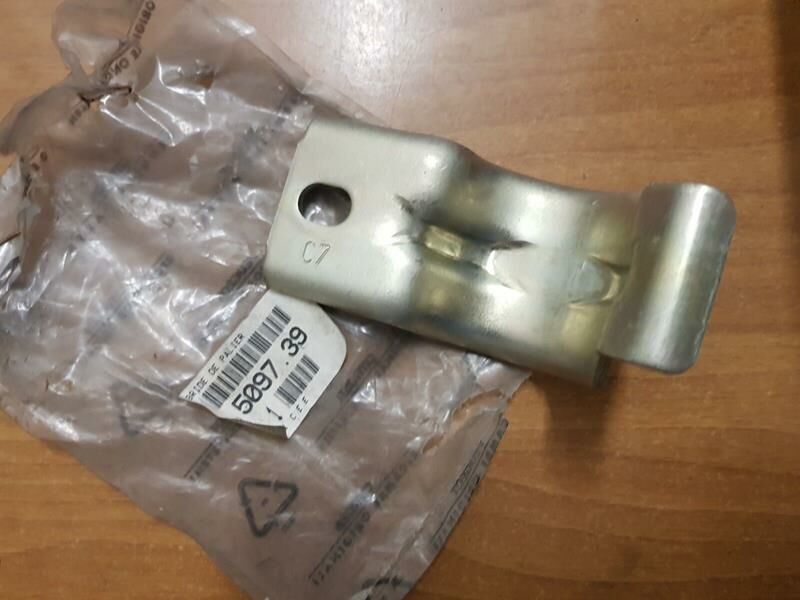 VİRAJ DEMİR LASTİK TUTUCU PEUGEOT